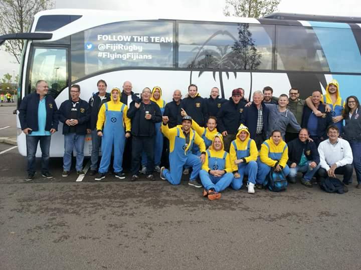 Team in kleurrijke shirts